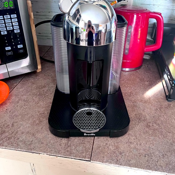 Espresso machine with tray and whatever pods are left upon purchase. - Picture 2 of 2